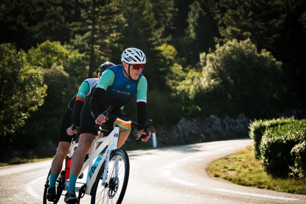 Arjan en Jeffrey dalen af op de tandem