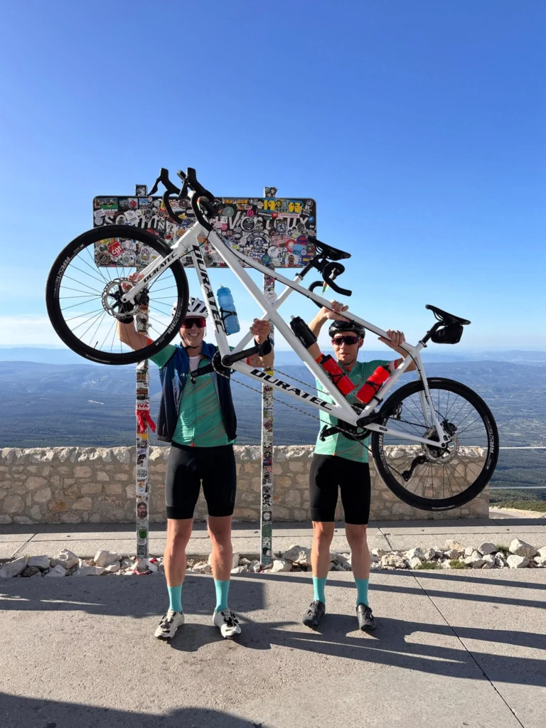 Arjan en Jeffrey met de tandem omhoog op de top van de Mont Ventoux