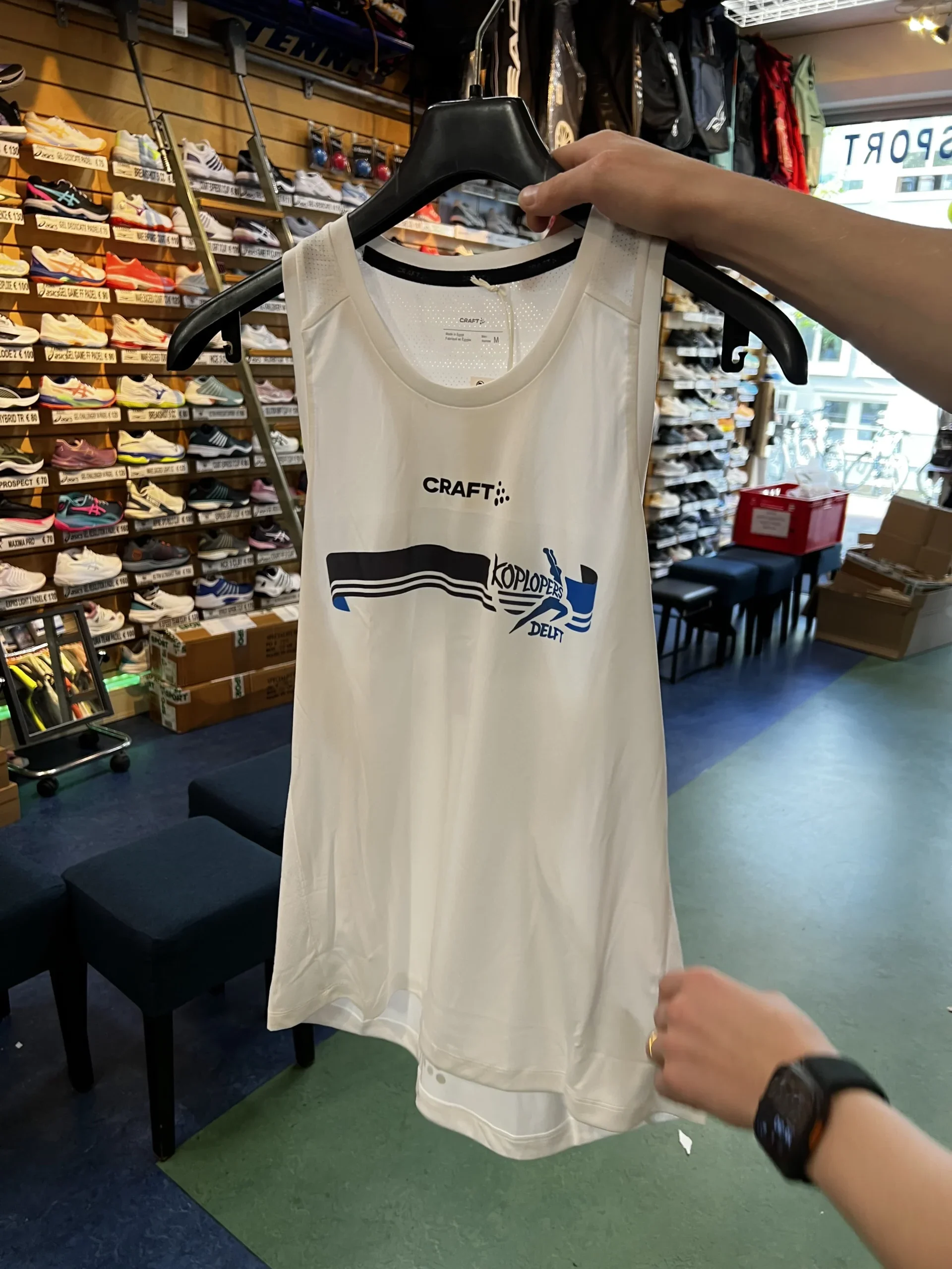 Voorkant van de witte Craft Rush 2.0 Racerback met Koplopers-opdruk