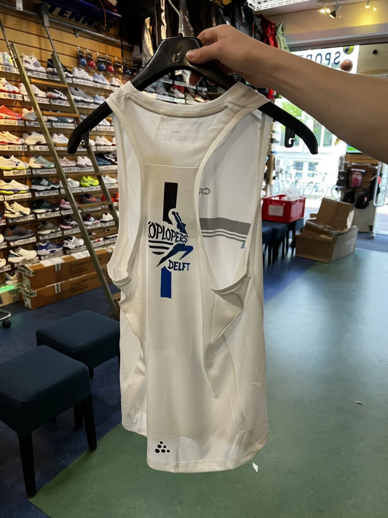 Achterkant van de Craft Rush 2.0 Racerback met racerback-model en Koplopers-logo