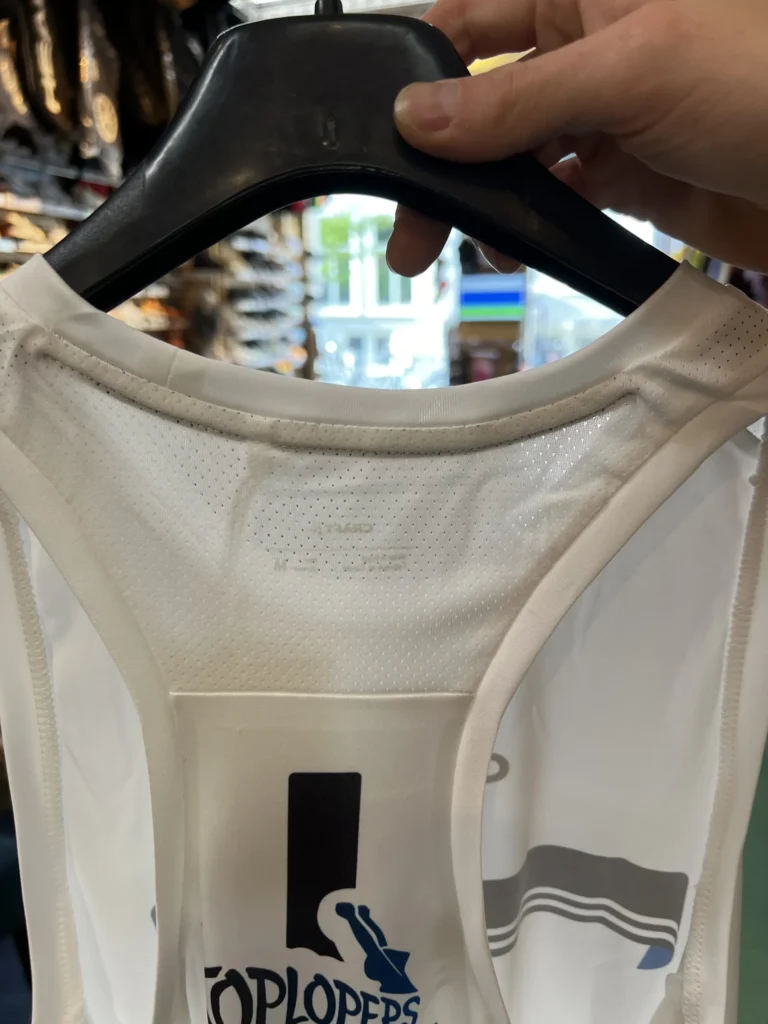 Close-up van het mesh-venster op de rug van de Craft Rush 2.0 Racerback