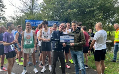 Cheque Kopjesloop uitgereikt aan inloophuis Debora