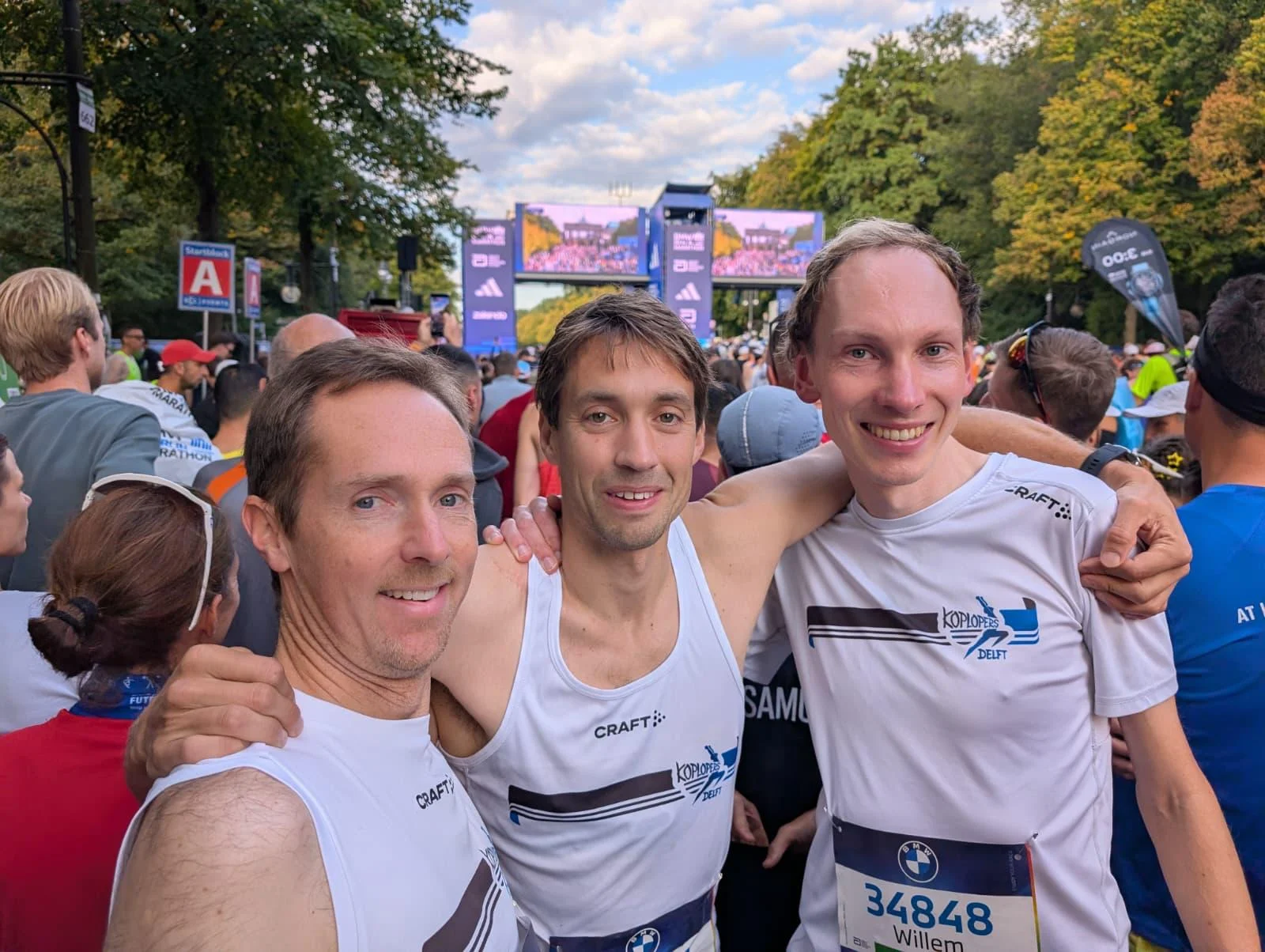 Drie Koplopers in clubtenue bij de start van de marathon van Berlijn