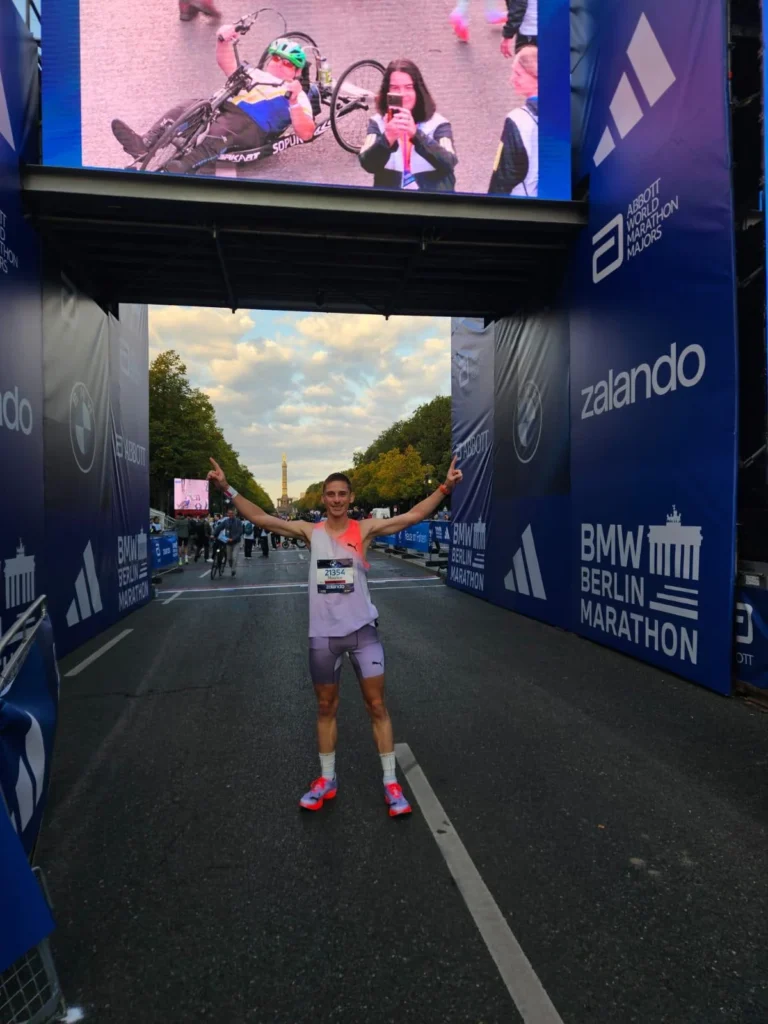 Maurice bij de finish van de marathon van Berlijn