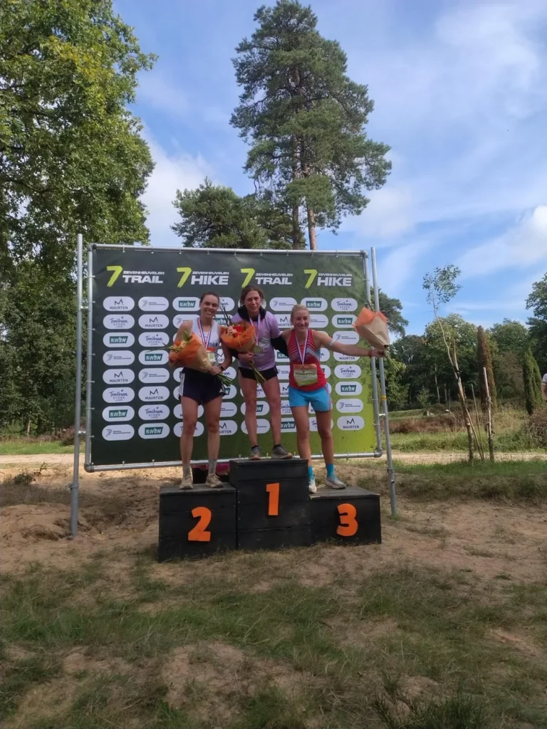 Podium NK trail (korte afstand) met Puck op de tweede plaats
